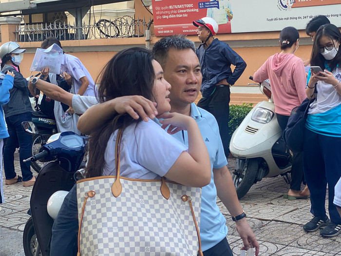 Trước khi con vào phòng thi, phụ huynh dặn dò, gửi lời động viên đến con