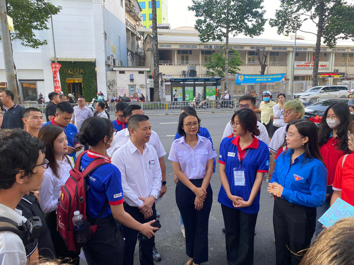 Đội tình nguyện viên cũng có mặt từ sớm 