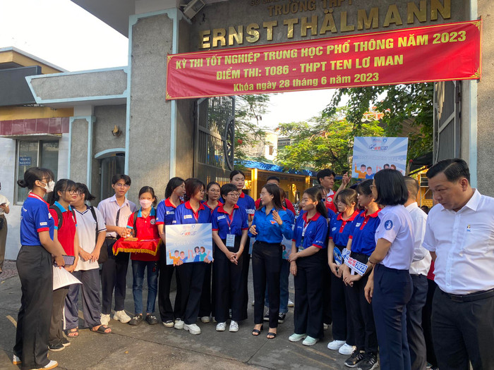 Hoa hậu Lương Thùy Linh cùng đội tình nguyện viên TP.HCM hết mình tiếp sức sĩ tử thi tốt nghiệp THPT Ảnh 2