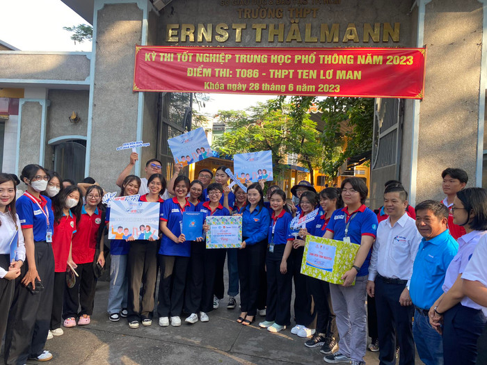 Đại diện Trung ương Đoàn, Trung ương Hội sinh viên Việt Nam và đại diện Thành đoàn, Hội sinh viên Thành phố đến thăm, tiếp sức các sĩ tử 