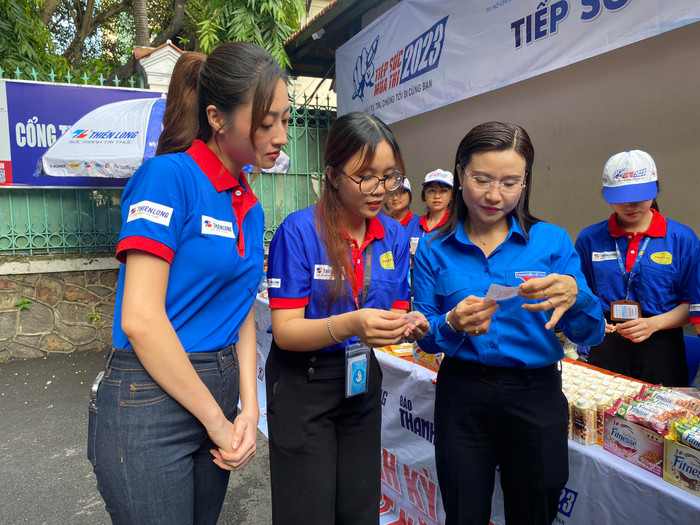 Hoa hậu Lương Thùy Linh cùng đội tình nguyện viên TP.HCM hết mình tiếp sức sĩ tử thi tốt nghiệp THPT Ảnh 6
