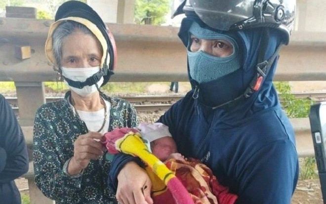 Đứa trẻ 2 ngày tuổi bị bỏ rơi ở chân cầu và cái kết trọn vẹn Ảnh 2