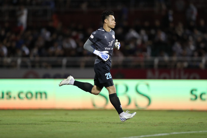 Thủ môn Bùi Tiến Dũng không đến CLB TPHCM ở giai đoạn lượt về V.League 2023. Tương lai của anh được đảm bảo ở CLB CAHN. Ảnh: Anh Đồng