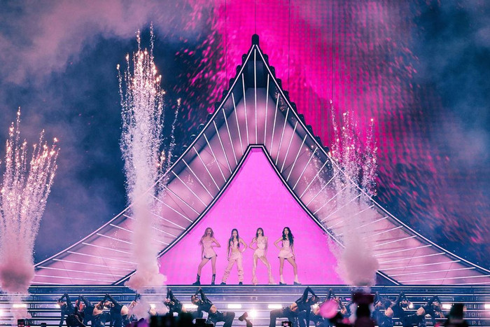 Dù cuối tháng 7 Blackpink mới có mặt ở Việt Nam, nhưng sức nóng của bốn cô nàng đang trở nên bùng nổ hơn bao giờ hết tại các kênh phương tiện truyền thông