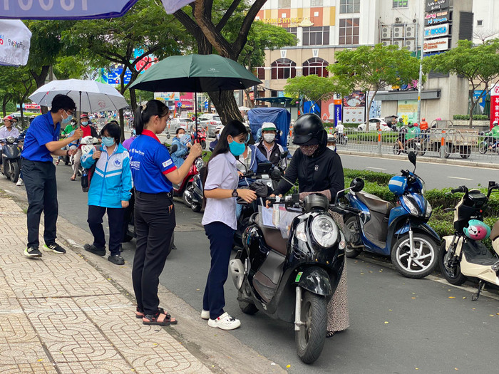 Đội tình hết mình hỗ trợ các sĩ tử khi thời tiết TP.HCM bắt đầu mưa.