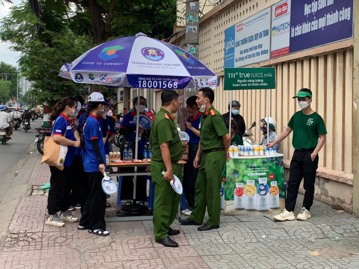 Nhiều vật phẩm như nước suối, bút viết và một số vật dụng thiết yếu khác được chuẩn bị trước cổng trường sẵn sàng phát tặng thí sinh
