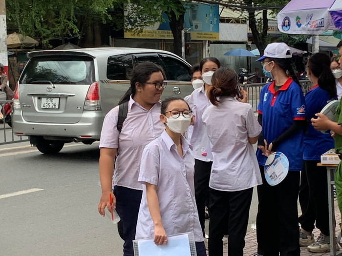Các sĩ tử phong thái tự tin bước vào trường thi