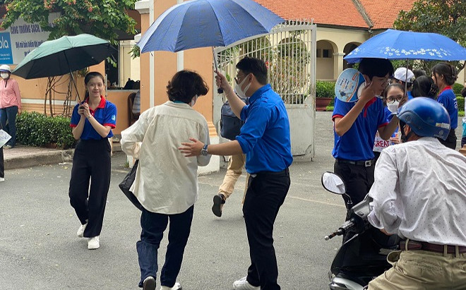 Sĩ tử bước vào môn Toán THPT Quốc gia 2023 chiều 28/6 Ảnh 2