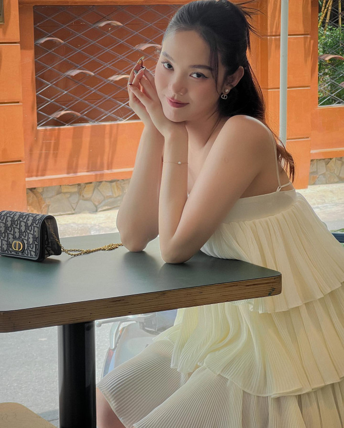  'Mẹ bầu' Minh Hằng diện váy nữ tính bồng bềnh, lộ rõ visual ở những tháng cuối thai kỳ Ảnh 1
