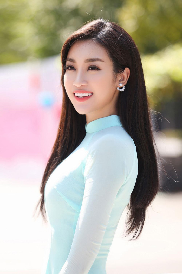 Đỗ Mỹ Linh qua nhận xét của bạn bè dù xinh nhưng chẳng hề chảnh giúp nào, hơn nữa, ở ngoài đời, Mỹ Linh cũng hết sức giản dị, chưa bao giờ cô trang điểm khi tới lớp cả.