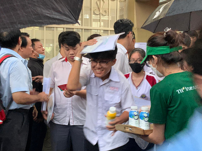 Thí sinh ra khỏi phòng thi với phong thái tự tin