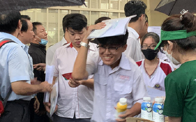 Thí sinh đánh giá đề Toán thi tốt nghiệp THPT 2023 'dễ thở', tự tin đạt 6 - 8 điểm Ảnh 2