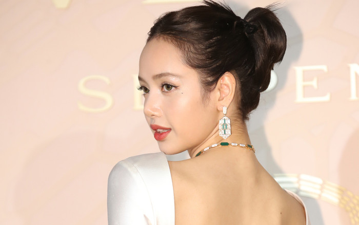 Lisa (Blackpink) khoe tấm lưng trần đầy cuốn hút, tự tin vén tóc mái 270 tỷ đồng Ảnh 2