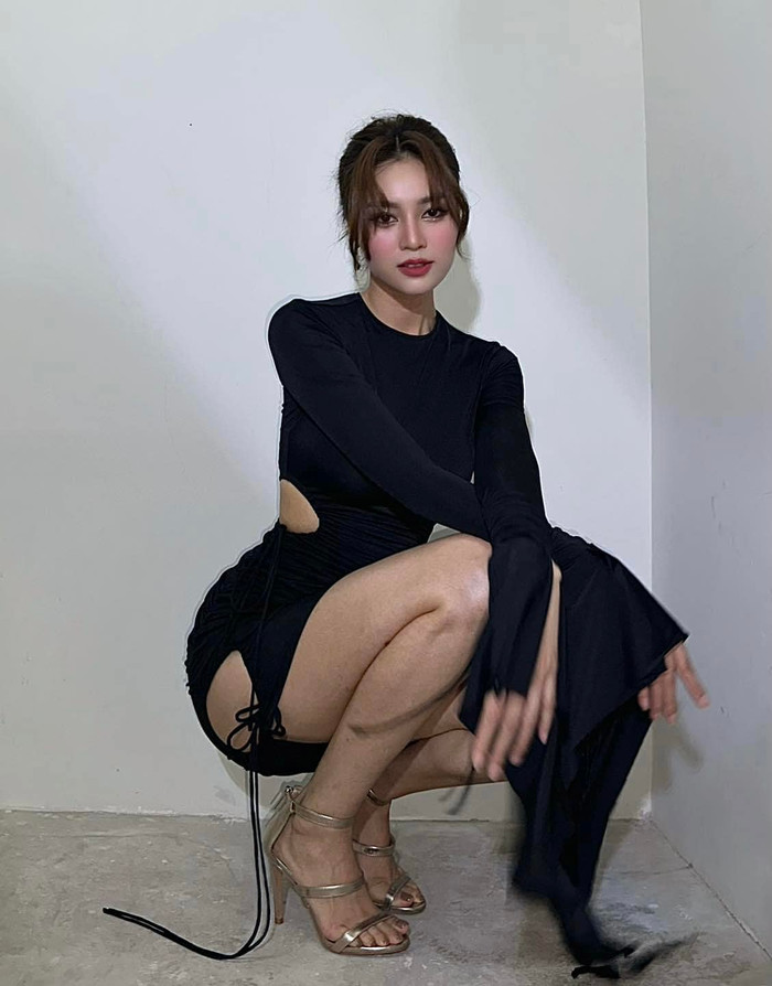  Ninh Dương Lan Ngọc khoe dáng, dân tình chú ý vào 2 điểm trên trang phục Ảnh 1