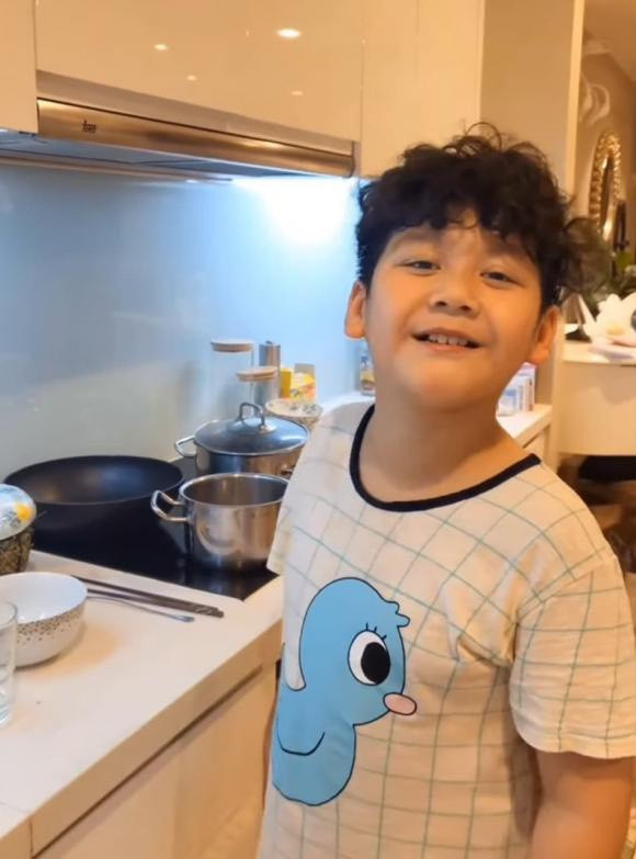  Còn nhỏ tuổi, quý tử nhà Mạnh Trường đã trổ tài nấu ăn: Dân tình đùa vui sớm thành MasterChef Ảnh 2