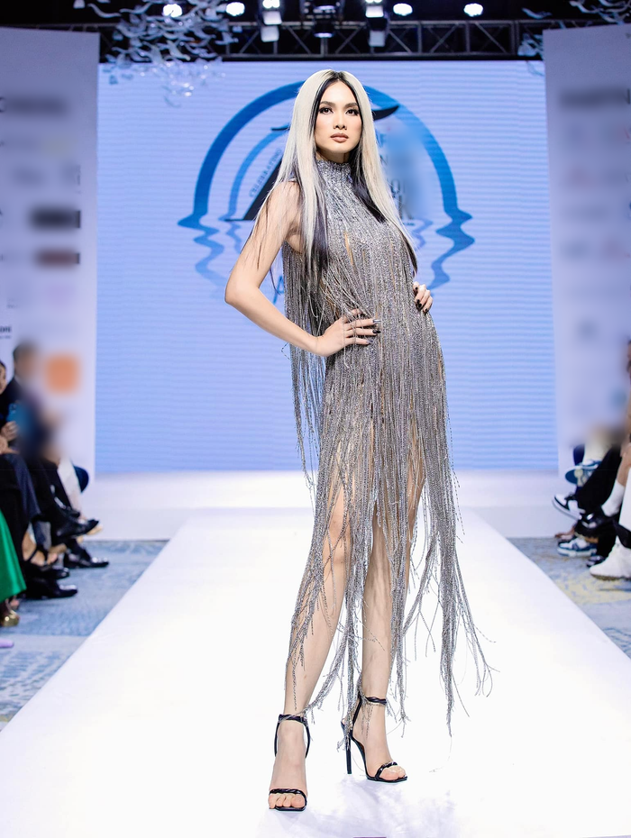  Siêu mẫu Anh Thư gây tranh cãi với màn catwalk đơ cứng, 'đệ nhất vedette thập niên 2000' nay còn đâu! Ảnh 1