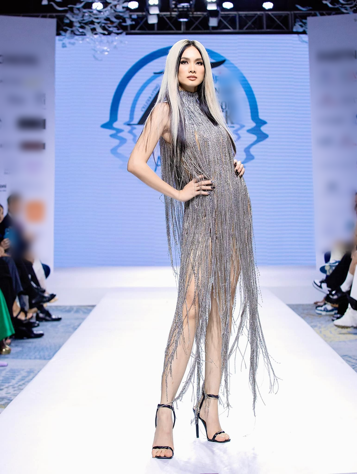 Siêu mẫu Anh Thư gây tranh cãi với màn catwalk đơ cứng, 'đệ nhất vedette thập niên 2000' nay còn đâu! Ảnh 1