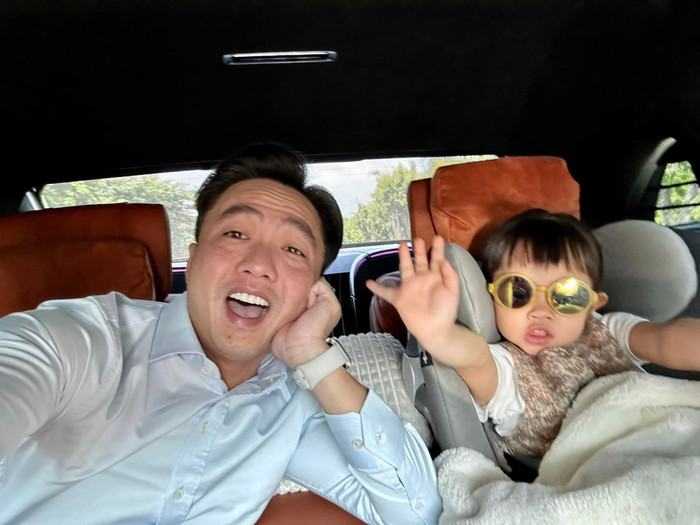  Theo bố doanh nhân đi làm, Suchin ra dáng 'tổng tài nhí', nhìn gương mặt mà dân tình cười xỉu Ảnh 2