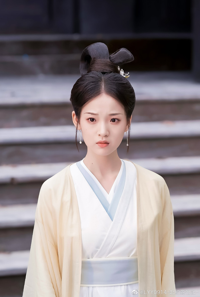  Cùng một kiểu tạo hình, Triệu Lộ Tư thua đau trước nữ thần thanh xuân mới nổi của Cbiz Ảnh 6