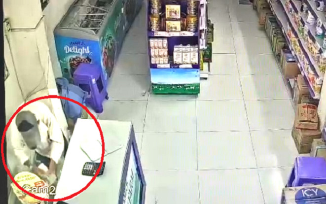 Người đàn ông tóc bạc vào cửa hàng sữa làm điều không ngờ Ảnh 2