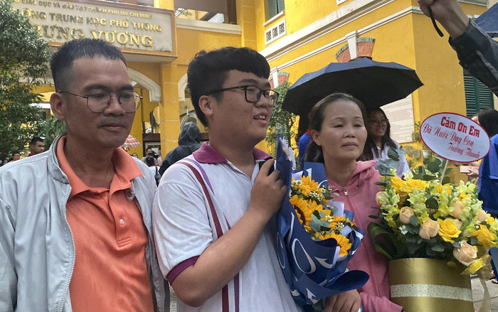 Phụ huynh tặng hoa, đội mưa đón sĩ tử sau môn Ngoại ngữ: Chính thức kết thúc Kỳ thi tốt nghiệp THPT 2023 Ảnh 2