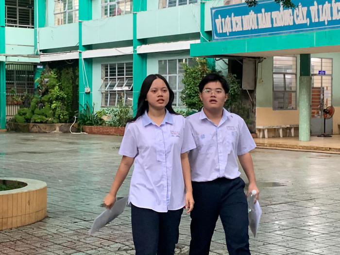  Phụ huynh tặng hoa, đội mưa đón sĩ tử sau môn Ngoại ngữ: Chính thức kết thúc Kỳ thi tốt nghiệp THPT 2023 Ảnh 9