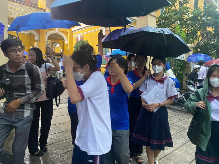  Phụ huynh tặng hoa, đội mưa đón sĩ tử sau môn Ngoại ngữ: Chính thức kết thúc Kỳ thi tốt nghiệp THPT 2023 Ảnh 1