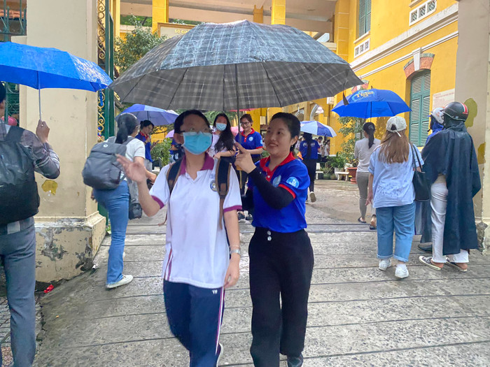  Phụ huynh tặng hoa, đội mưa đón sĩ tử sau môn Ngoại ngữ: Chính thức kết thúc Kỳ thi tốt nghiệp THPT 2023 Ảnh 2