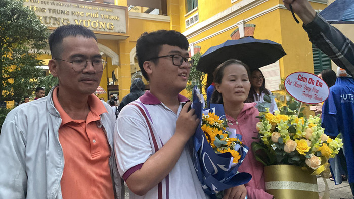  Phụ huynh tặng hoa, đội mưa đón sĩ tử sau môn Ngoại ngữ: Chính thức kết thúc Kỳ thi tốt nghiệp THPT 2023 Ảnh 5