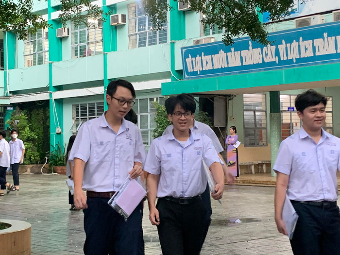  Phụ huynh tặng hoa, đội mưa đón sĩ tử sau môn Ngoại ngữ: Chính thức kết thúc Kỳ thi tốt nghiệp THPT 2023 Ảnh 7