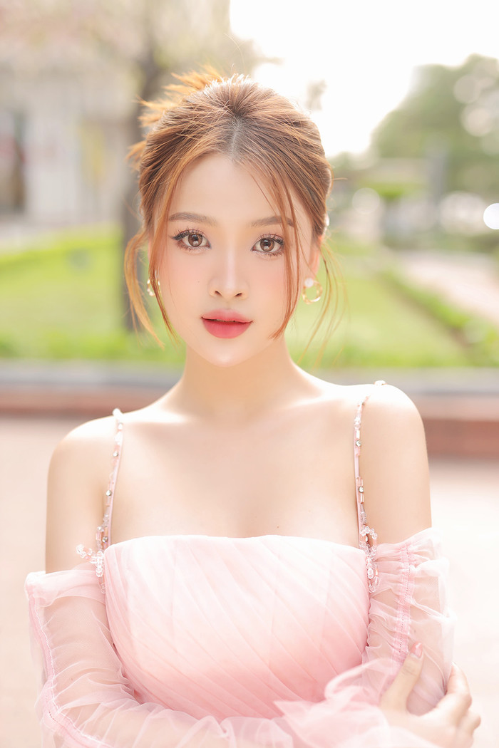 Hồng trang cho biết cô sẽ quảng bá hình ảnh tà áo dài Việt Nam rộng rãi hơn nữa sau đăng quang.