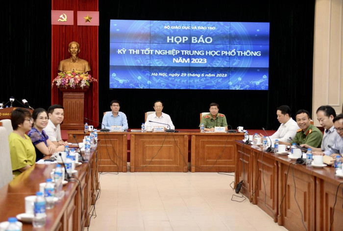  Kỳ thi tốt nghiệp THPT năm 2023: 40 thí sinh bị đình chỉ vì mang điện thoại di động vào phòng thi Ảnh 1