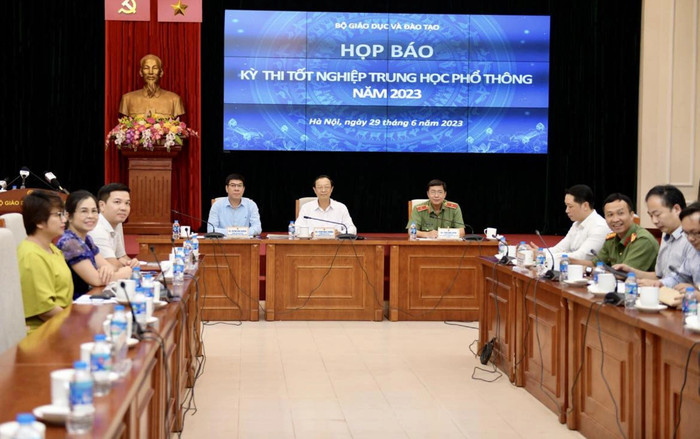 Kỳ thi tốt nghiệp THPT năm 2023: 40 thí sinh bị đình chỉ vì mang điện thoại di động vào phòng thi Ảnh 2