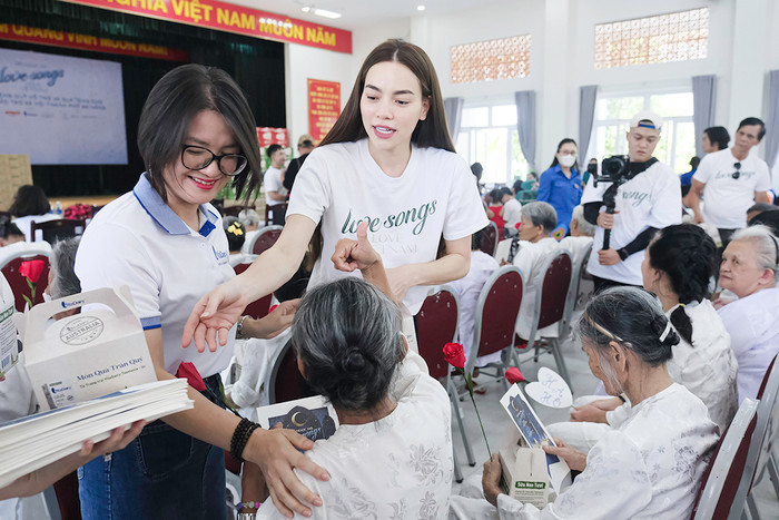 Cô nàng trao tận tay những món quà đầy ý nghĩa đến các mảnh đời còn khó khăn.