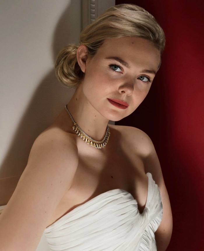 Phong cách trang điểm mang đậm chất riêng của Công nương Grace Kelly đã góp phần giúp Elle Fanning thể hiện được vẻ đẹp nhẹ nhàng, thanh tao nhưng lại toát lên khí chất đầy sang trọng. 