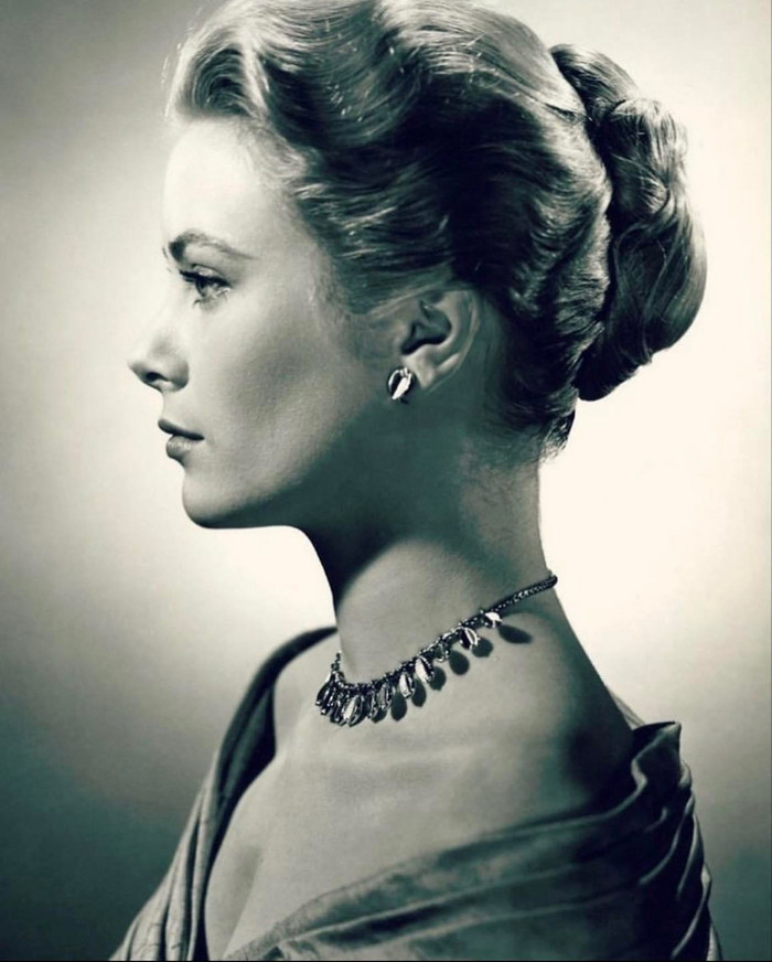 Công nương xứ Monaco trong bộ trang sức của Cartier với chiếc vòng cổ và đôi khuyên tai gắn liền với hình dạng của hạt cà phê nguyên chất được đính thêm những viên kim cương tôn lên vẻ đẹp nguyên bản cao quý. Đặc biệt, chiếc vòng cổ này còn được Công nương Grace Kelly dùng trong chuyến thăm chính thức Tổng thống John F. Kennedy và Đệ nhất phu nhân Jacqueline Kennedy vào năm 1961.