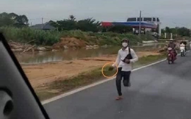 Thanh niên say rượu chặn đầu và đập vỡ kính xe cứu thương, lúc tỉnh rượu hối hận không kịp Ảnh 2