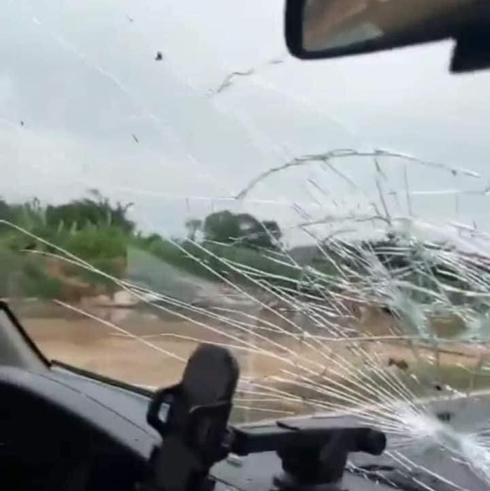 Kính xe cứu thương bị đập vỡ