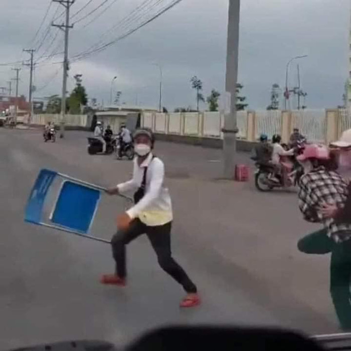 Thanh niên cầm ghế chặn đường và định đập xe cứu thương nhưng được 2 người phụ nữ đi cùng can ngăn...