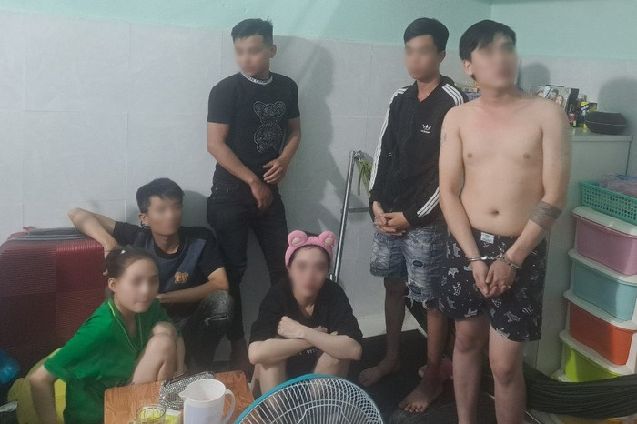 Nhóm nam nữ thanh niên bị bắt quả tang sử dụng trái phép chất ma túy. Ảnh: VietNamNet