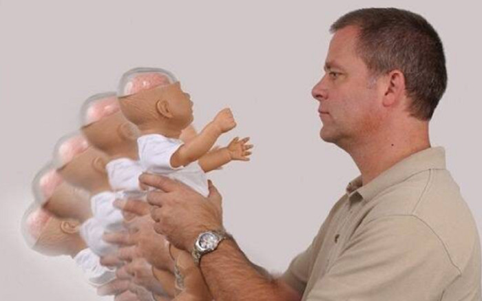 Từ vụ bảo mẫu 'rung, lắc' bé trai sơ sinh gây chú ý dư luận, hội chứng này nguy hiểm thế nào với trẻ em? Ảnh 2