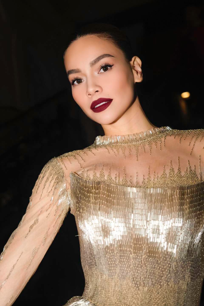 Chiếc váy được bà xã Kim Lý chọn lựa có phom dáng cúp ngực được may thêm lớp vải mỏng ở vai để tăng thêm độ lấp lánh. Toàn thân thiết kế được phủ một chất liệu ánh vàng kim khiến tổng thể trở nên sang chảnh hết thảy. Vẫn là một phong cách đậm chất riêng biệt của Hồ Ngọc Hà nhưng fan vẫn chưa từng nhàm mắt. 