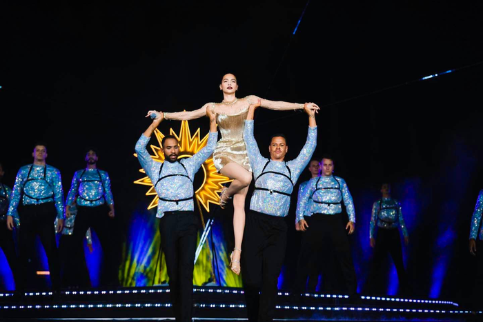 Với độ ngắn của trang phục, Hồ Ngọc Hà dễ dàng thực hiện các vũ đạo gợi cảm trong tiết mục của mình. Đồng thời, nữ ca sĩ còn khoe thêm đôi chân dài thon nuột khi được các vũ công nâng cơ thể lên không trung. 