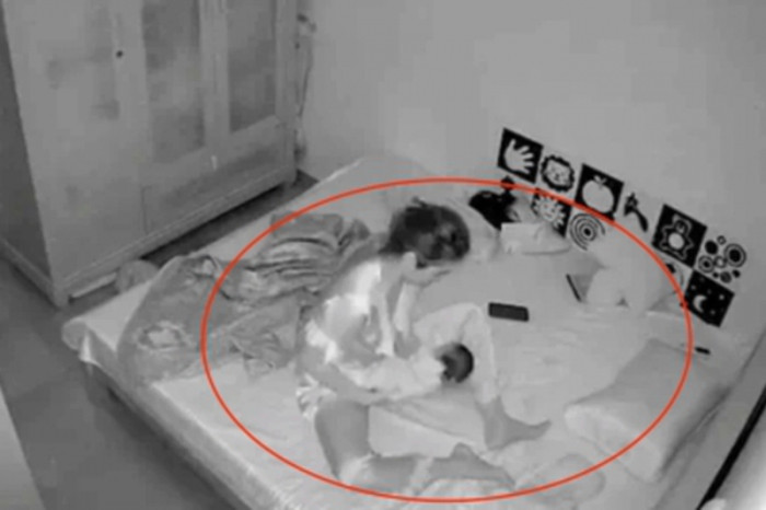 Trước đó, thông qua camera, gia đình phát hiện nữ bảo mẫu có hành động 'rung, lắc' con mình