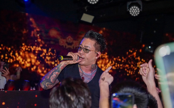 Chạy show ca hát, Tuấn Hưng không dám cởi áo trước mặt khán giả nữ vì 'sợ'... ngủ sofa Ảnh 2