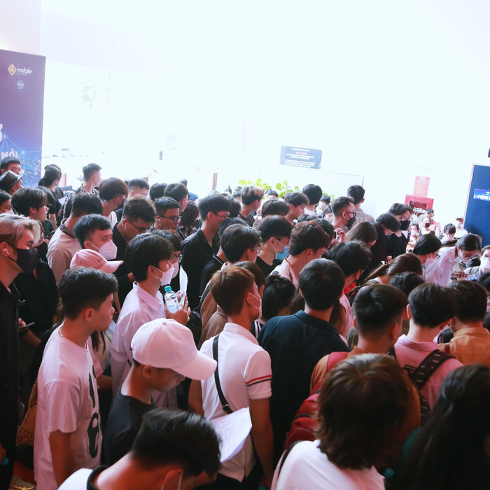 Thí sinh tấp nập xếp hàng chờ đăng ký thi Vietnam Idol.