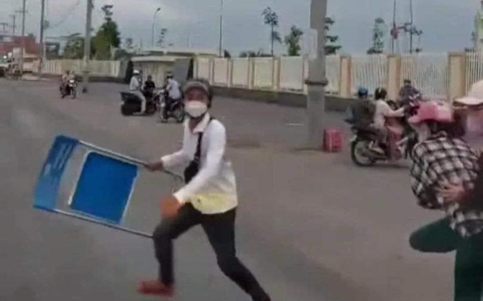 Phẫn nộ nam thanh niên chặn đường, đập vỡ kính xe cấp cứu đang chở bệnh nhân Ảnh 2