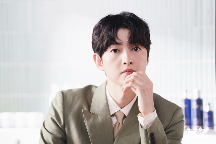  Song Joong Ki xuất hiện với 'visual' trẻ măng, để lộ một chi tiết có liên quan đến Song Hye Kyo Ảnh 3