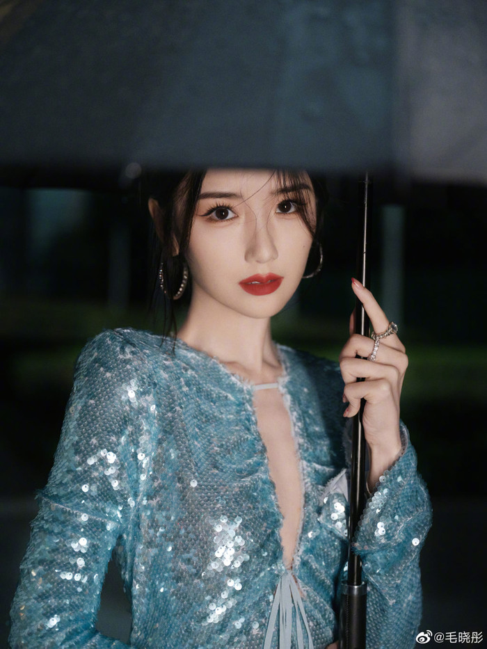  Cùng một kiểu tạo hình, Triệu Lệ Dĩnh thua đau trước một mỹ nhân lứa 85 kém tiếng Ảnh 9