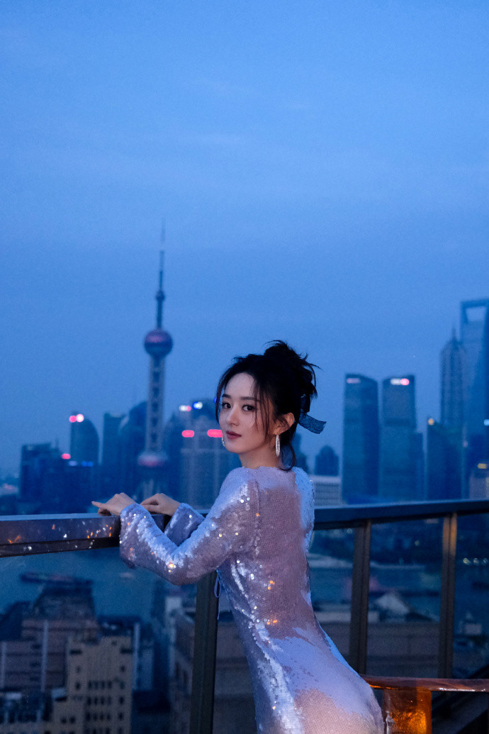 Cùng một kiểu tạo hình, Triệu Lệ Dĩnh thua đau trước một mỹ nhân lứa 85 kém tiếng Ảnh 3